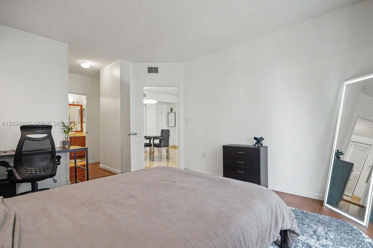 5085 NW 7th St , Unit 906, Miami, FL 33126 Photo