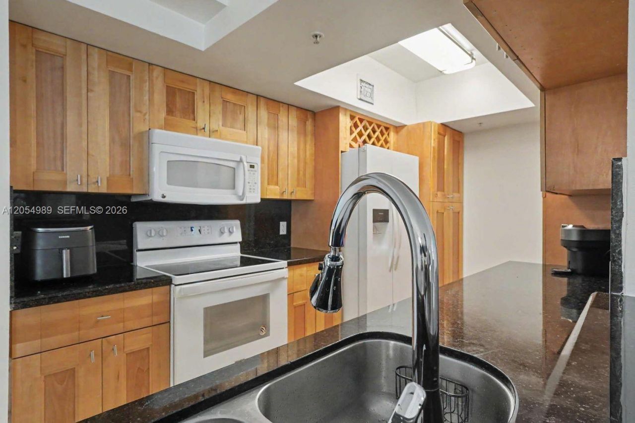5085 NW 7th St , Unit 906, Miami, FL 33126 Photo