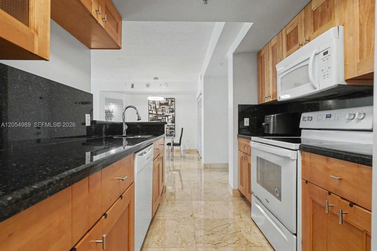 5085 NW 7th St , Unit 906, Miami, FL 33126 Photo