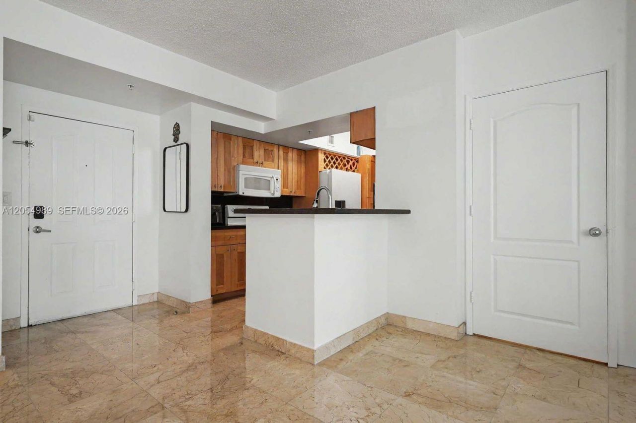5085 NW 7th St , Unit 906, Miami, FL 33126 Photo