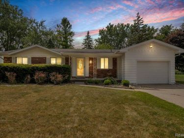 1933 Tamarisk Drive, East Lansing, Mi 48823