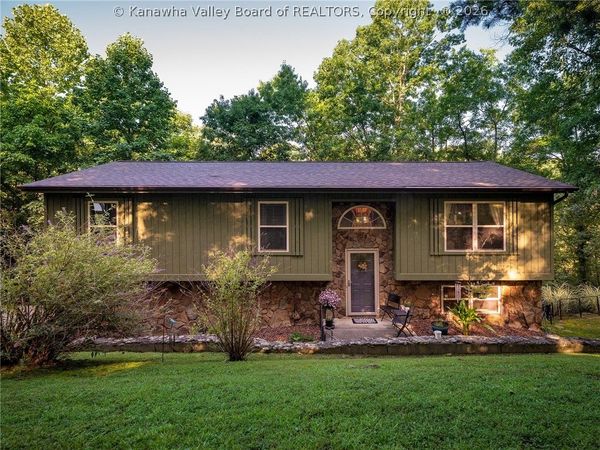 208 Red Bud Lane, Hurricane, WV 25526