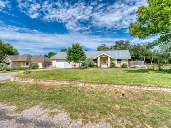 215 E McGee TRL, Kingsland, TX 78639