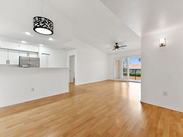 140 Yacht Club Way, Unit 307, Hypoluxo, FL 33462
