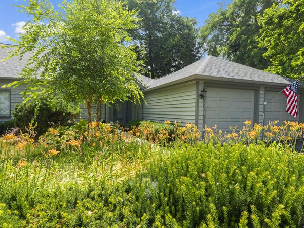 207 Pine Ter, Oconomowoc, WI 53066
