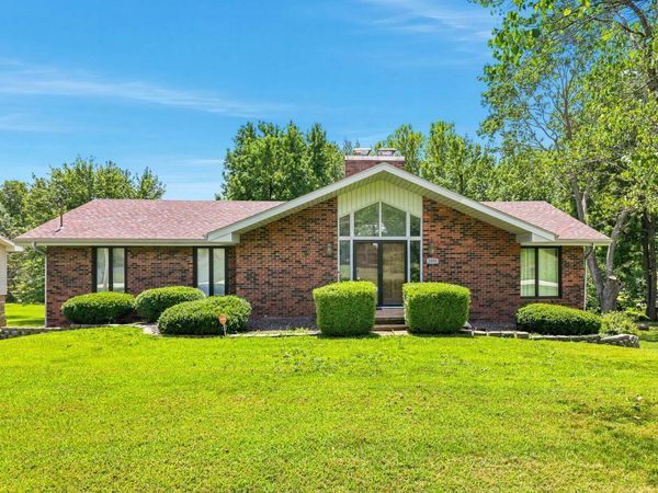 1050 E Camorene Street , Springfield, MO 65803