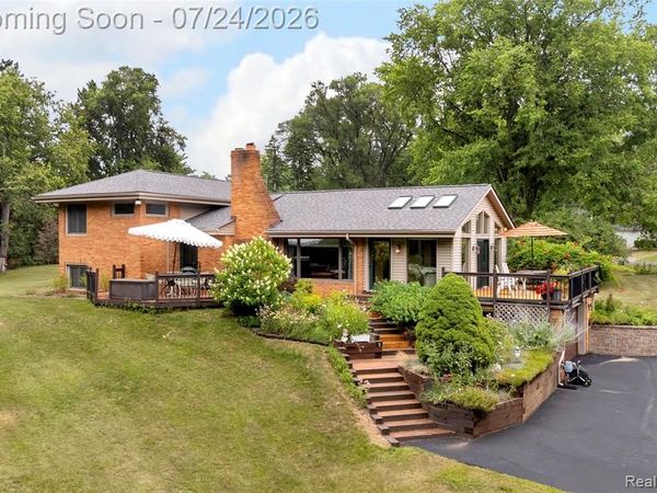 304 Oaklane Drive, Rochester Hills, MI 48306