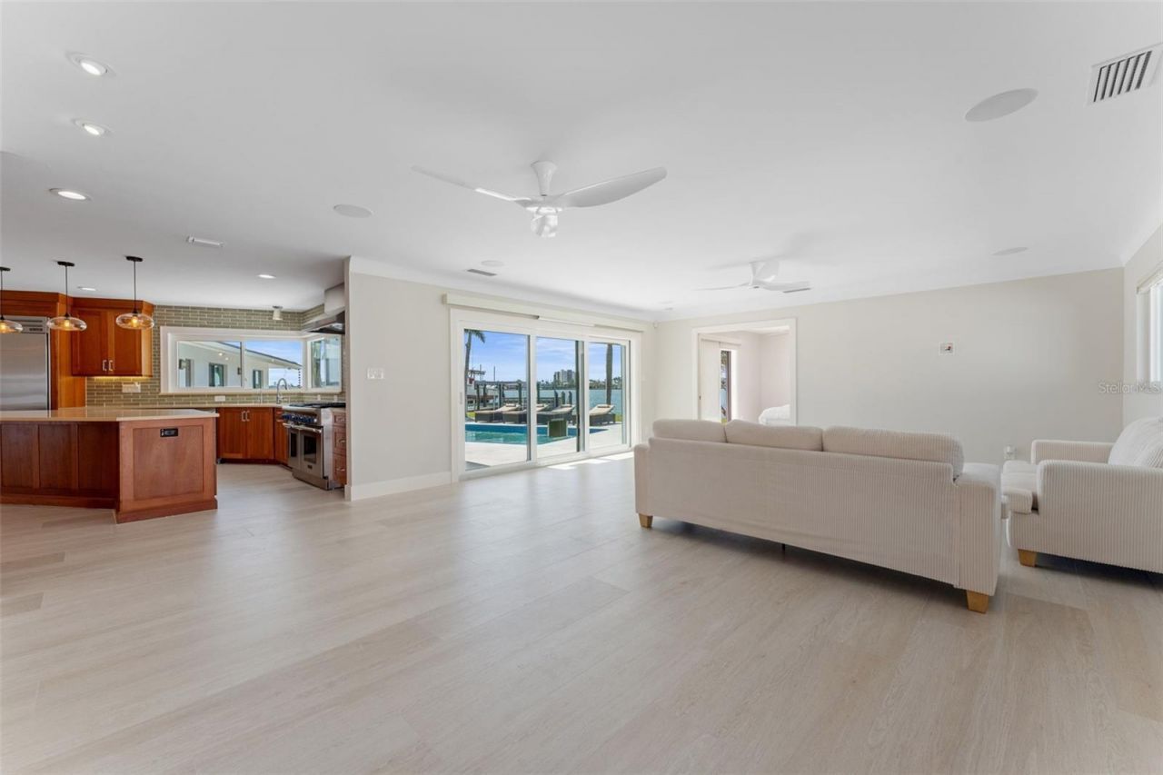 11050 7th Street E, Treasure Island, FL 33706 Photo