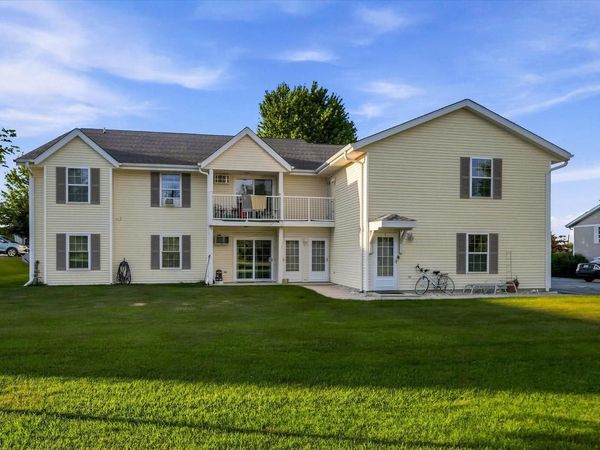 364 Minz Park CIRCLE, Unit 5, West Bend, WI 53095