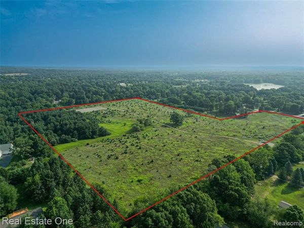 1915 N Hickory Ridge Road, Highland Twp, MI 48357