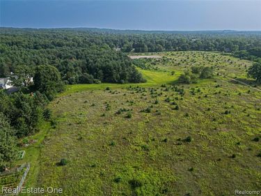 1915 N Hickory Ridge Road , Highland Twp, MI 48357