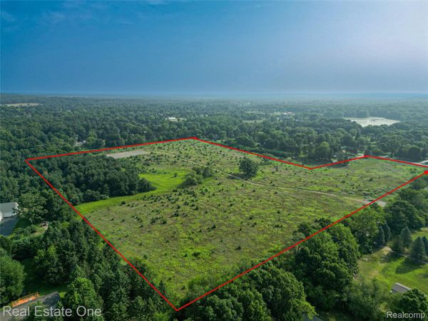 1915 N Hickory Ridge Road, Highland Township, Mi 48357