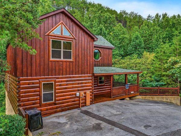 1924 Bear Creek Falls Way, Sevierville, TN 37876