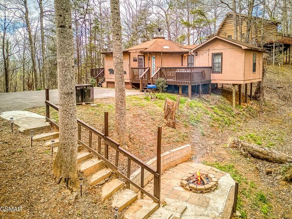 1071 E Foothills Drive, Gatlinburg, TN 37738