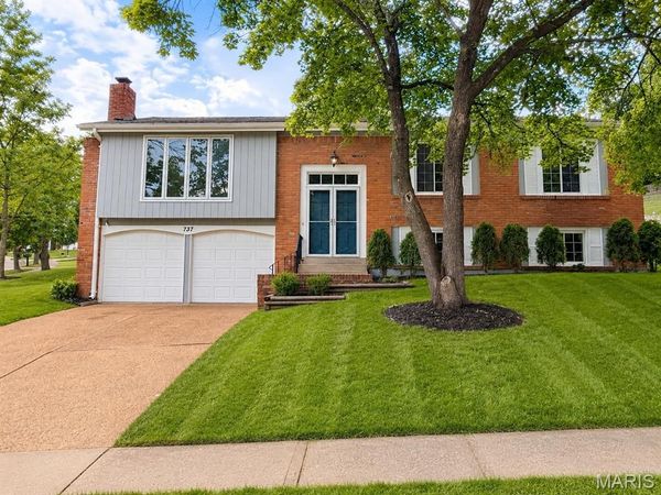 737 Country Heights Court, Manchester, MO 63021