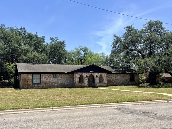 215 Lantana Ln, Pleasanton, TX 78064