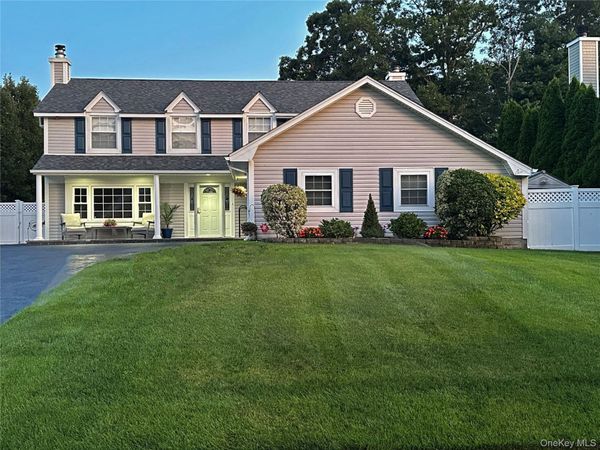 16 Sussex Lane , Lake Grove, NY 11755
