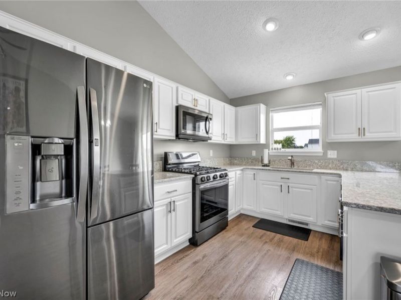 6108 Greenview Trail, North Ridgeville, OH 44039 Photo 6