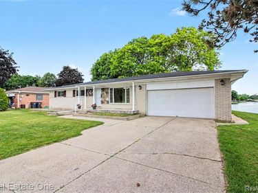 1347 E Square Lake Road , Troy, MI 48085