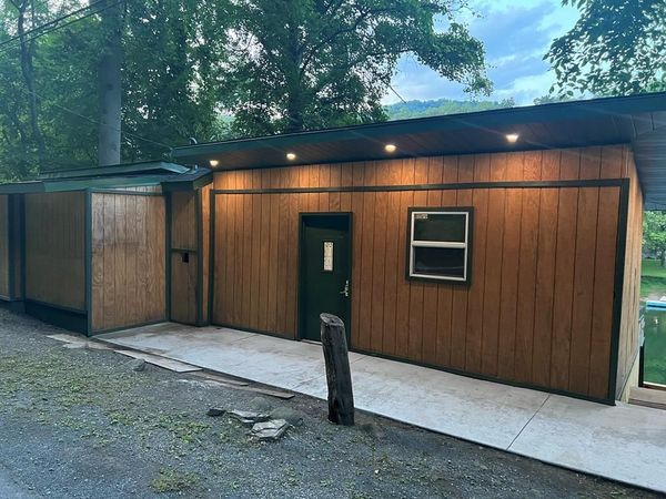4001 Greenbrier Dr., HINTON, WV 25951