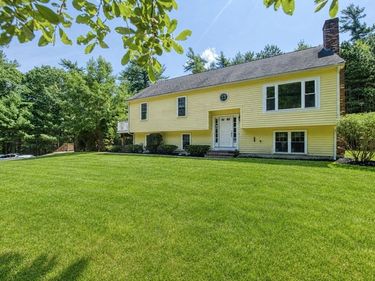 6 Daniel Dr, Middleboro, MA 02346