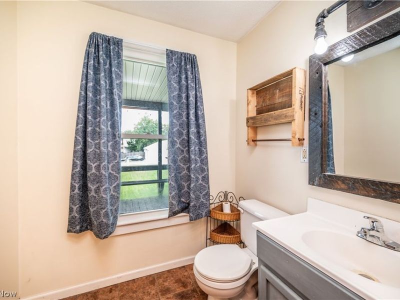 266 W Martin Street, East Palestine, OH 44413 Photo 12