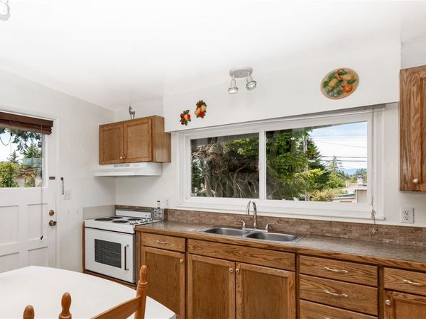 549 Dogwood St , Campbell River, BC V9W 2Y4