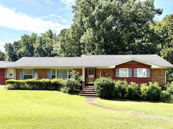 101 Colonial Dr, Florence, AL 35633