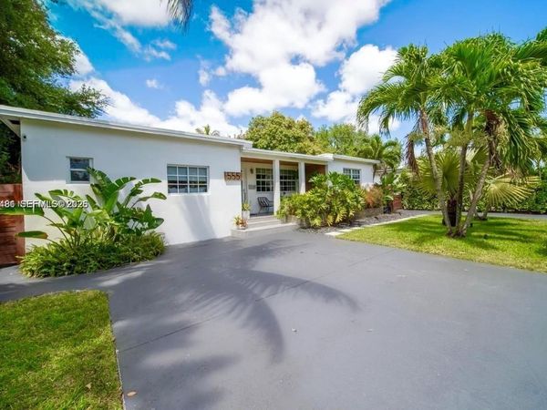 555 NE 127th St , North Miami, FL 33161