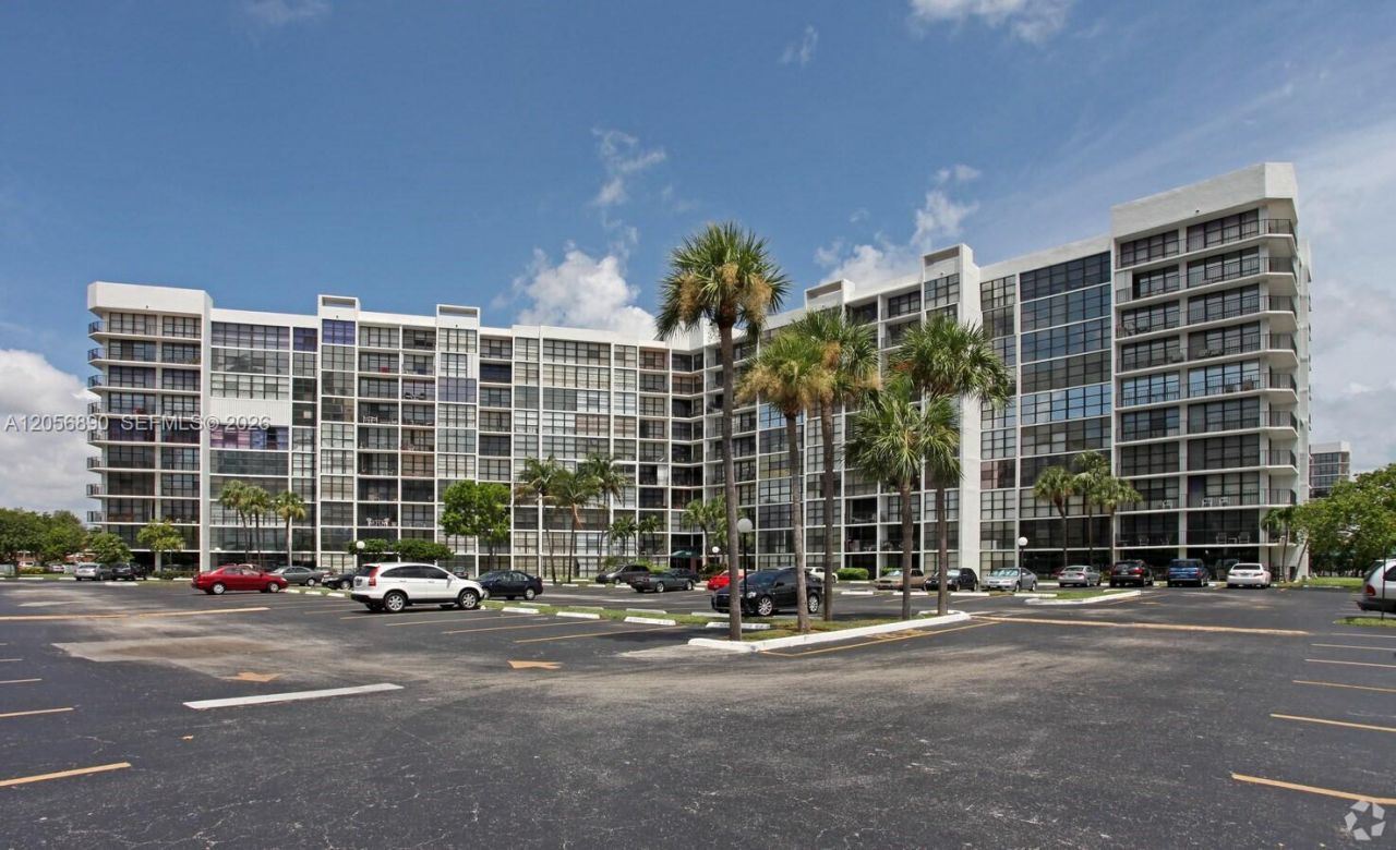 800 Parkview Dr , Unit 410, Hallandale Beach, FL 33009 Photo