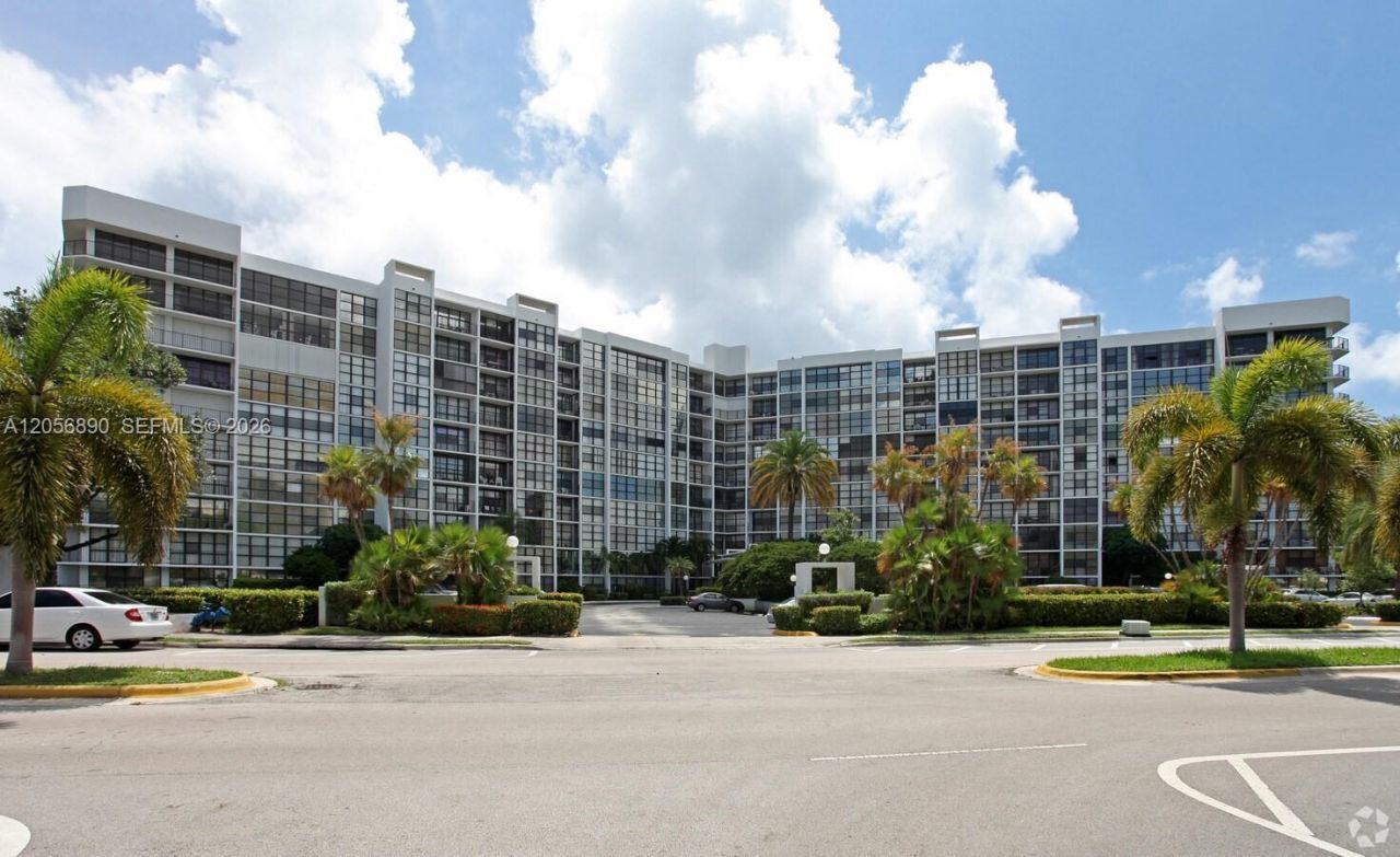 800 Parkview Dr , Unit 410, Hallandale Beach, FL 33009 Photo