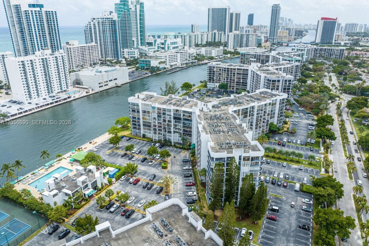 800 Parkview Dr , Unit 410, Hallandale Beach, FL 33009 Photo