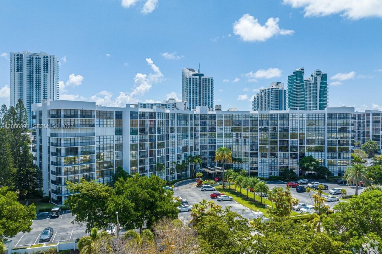 800 Parkview Dr , Unit 410, Hallandale Beach, FL 33009 Photo