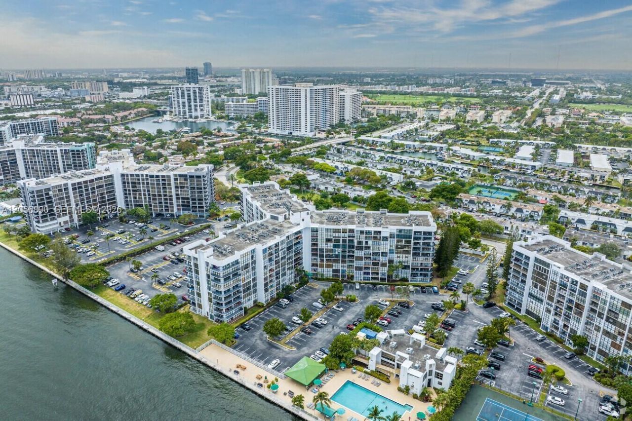800 Parkview Dr , Unit 410, Hallandale Beach, FL 33009 Photo