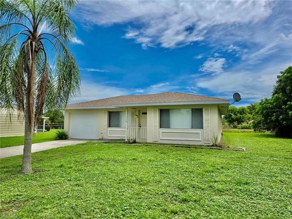 516 Parkside ST, LEHIGH ACRES, FL 33936