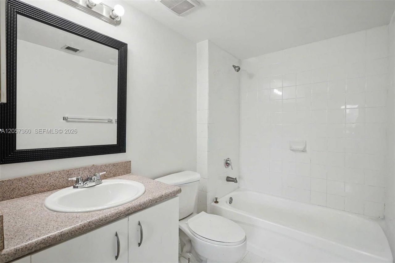 816 NW 11th St , Unit 402, Miami, FL 33136 Photo