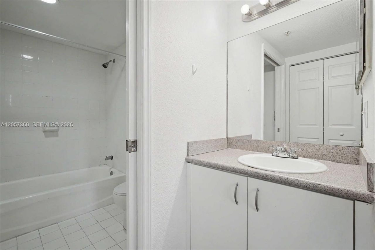 816 NW 11th St , Unit 402, Miami, FL 33136 Photo
