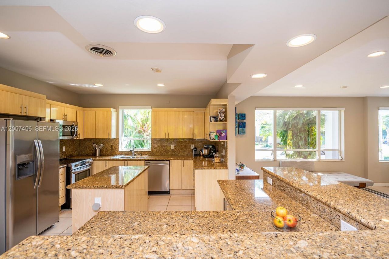 9520 E Broadview Dr , Bay Harbor Islands, FL 33154 Photo