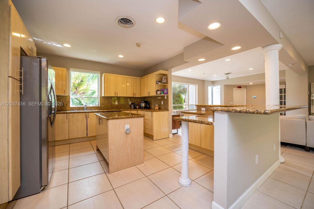 9520 E Broadview Dr , Bay Harbor Islands, FL 33154 Photo