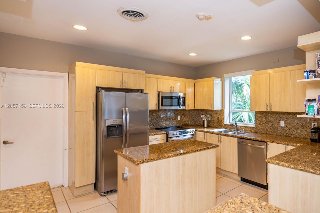 9520 E Broadview Dr , Bay Harbor Islands, FL 33154 Photo