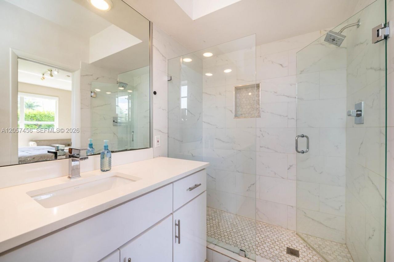 9520 E Broadview Dr , Bay Harbor Islands, FL 33154 Photo