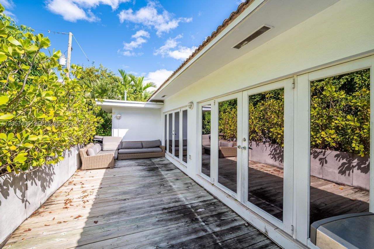 9520 E Broadview Dr , Bay Harbor Islands, FL 33154 Photo