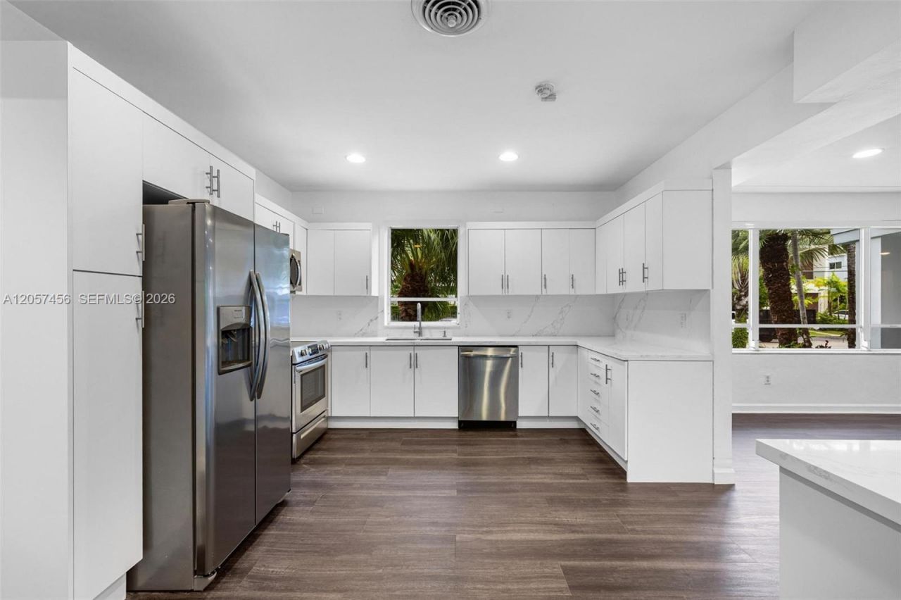 9520 E Broadview Dr, Bay Harbor Islands, FL 33154 Photo