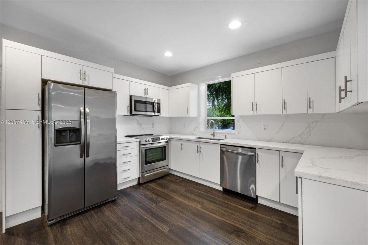 9520 E Broadview Dr, Bay Harbor Islands, FL 33154 Photo