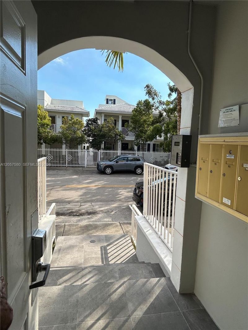 953 SW 10th St, Unit 1, Miami, FL 33130 Photo