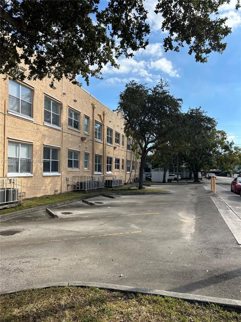 953 SW 10th St, Unit 1, Miami, FL 33130 Photo