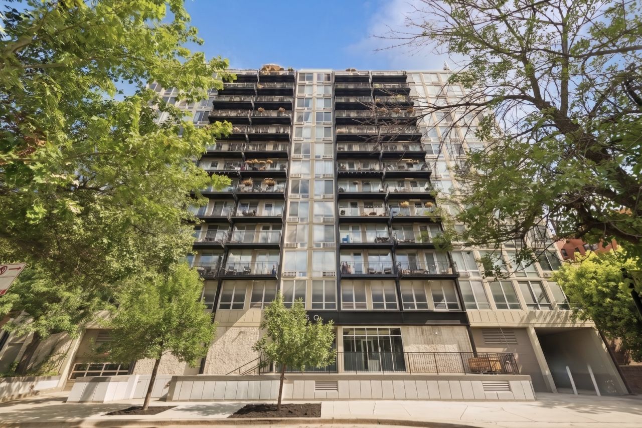 450 W Briar Place , Chicago, IL 60657