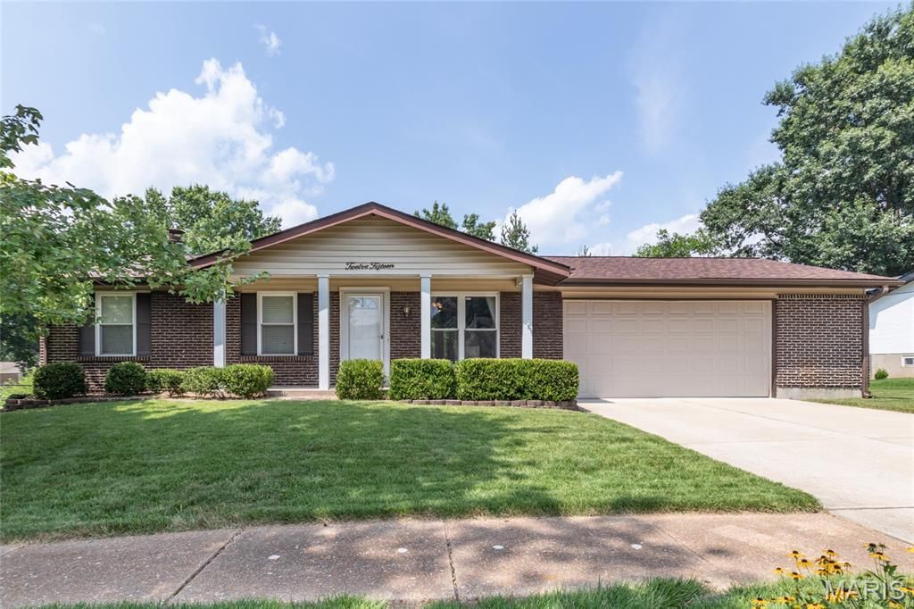 1215 Derbyshire Drive , Ballwin, MO 63021 Main Photo