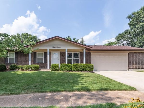 1215 Derbyshire Drive , Ballwin, MO 63021