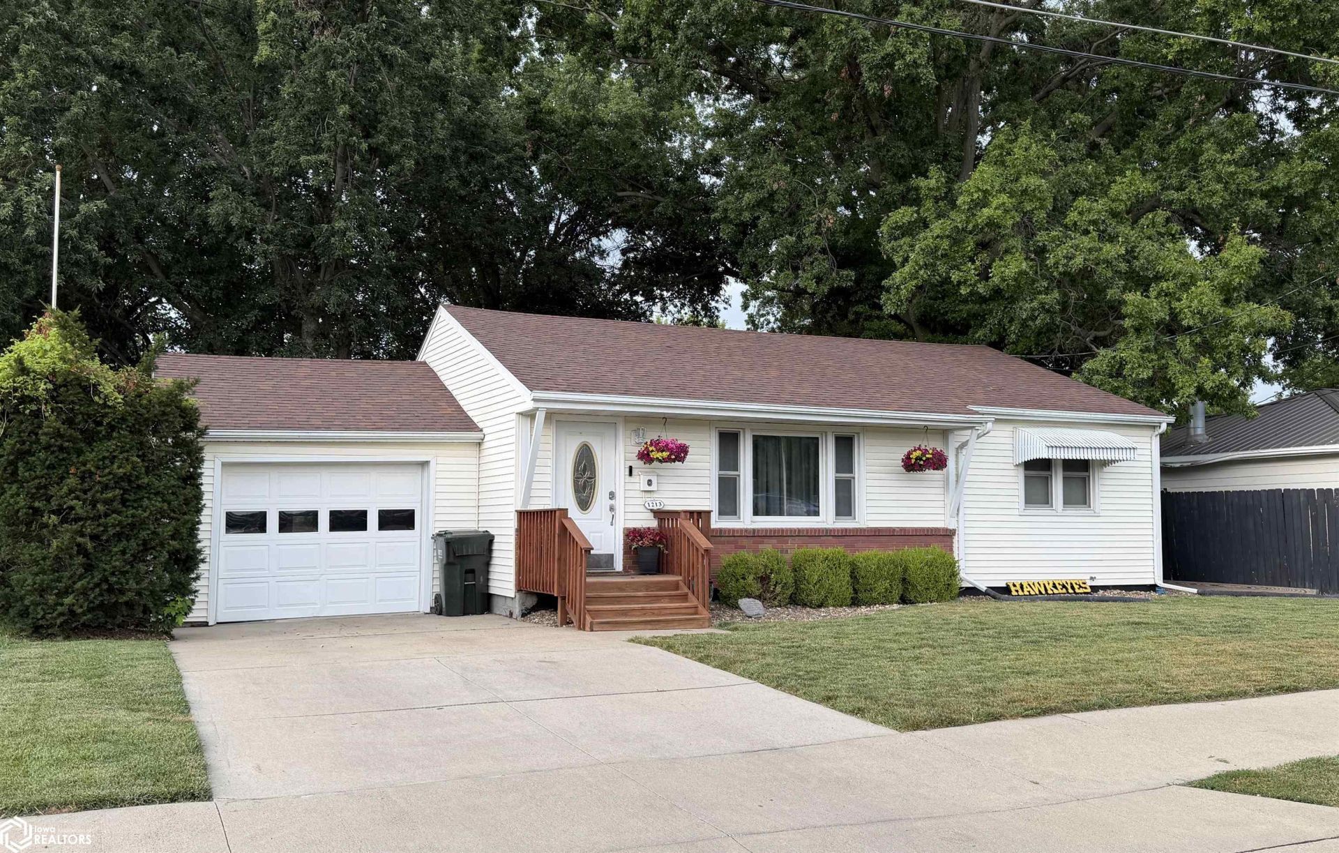 1213 E Avenue E, Oskaloosa, IA 52577 Main Photo